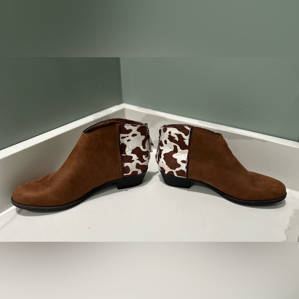 TRUE CRAFT Terri Booties Boots Shoes Cow Print Brown Almond Toe Women's 8.5M - Picture 3 of 8